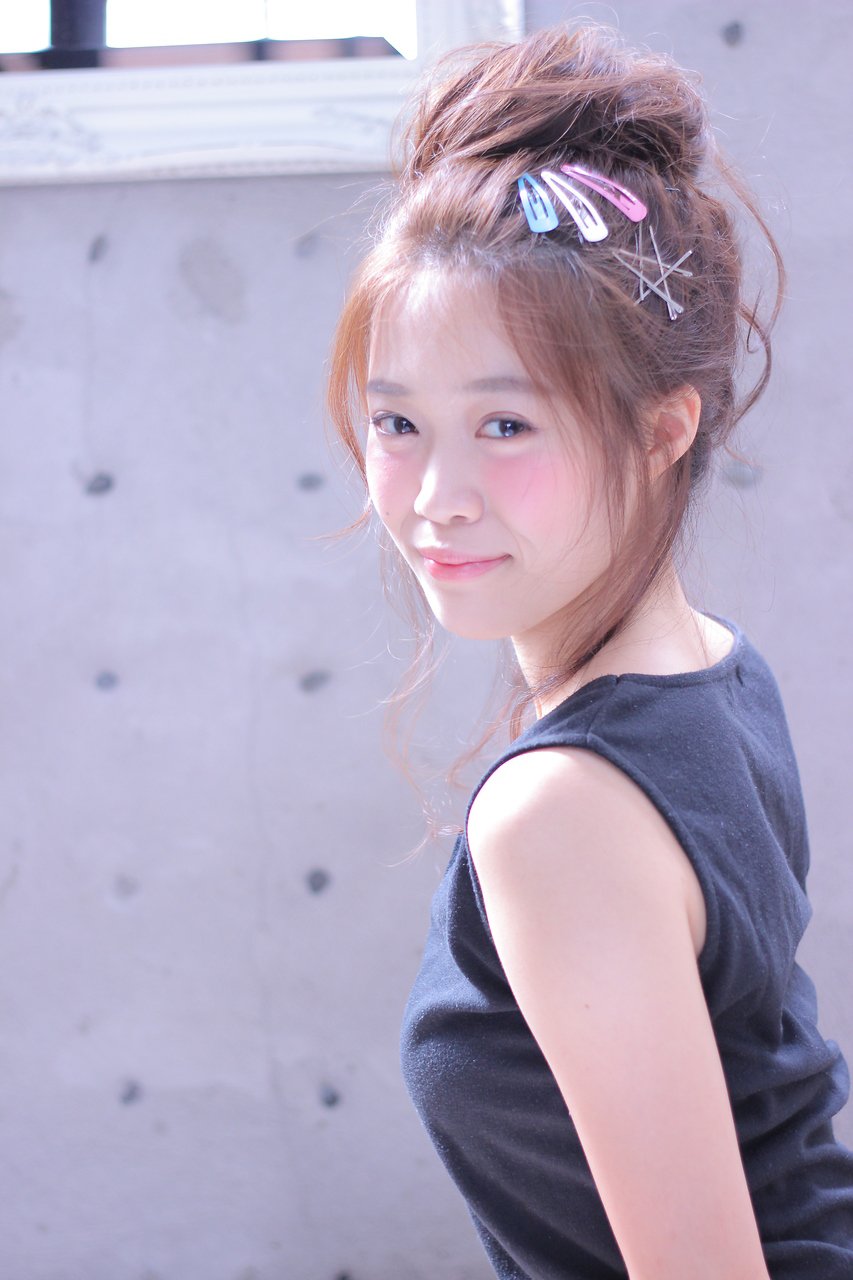 セミロングにぴったりのヘアアレンジを楽しもう まとめ髪 巻き髪で差がつくスタイル集 ホットペッパービューティーマガジン セミロングにぴったりのヘアアレンジを楽しもう まとめ髪 巻き髪で差がつくスタイル集 ホットペッパービューティーマガジン