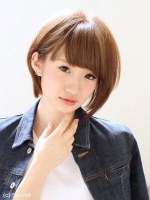 柔らかいミルティーカラーのコンパクトひし形ショートボブ