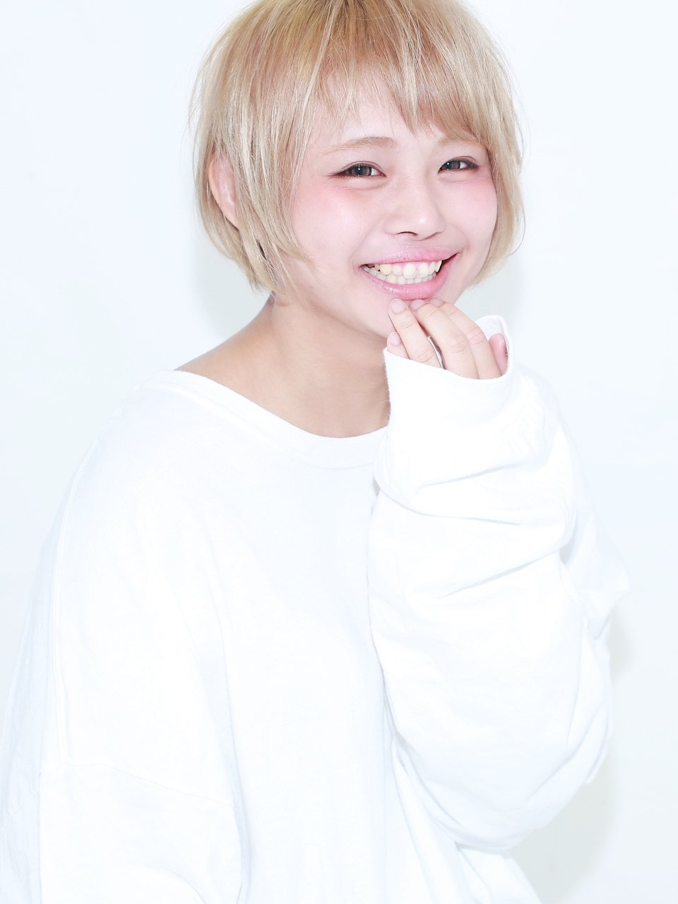 ホワイティゴールド×ナチュラルショート