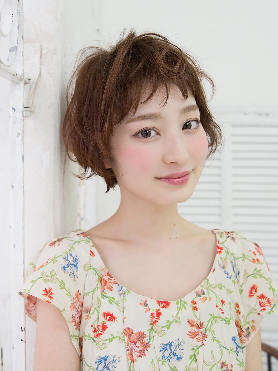 ショート 巻き髪でふんわりかわいい 愛されフェミニンヘアを手に入れよう ホットペッパービューティーマガジン ショート 巻き髪でふんわりかわいい 愛されフェミニンヘアを手に入れよう ホットペッパービューティーマガジン