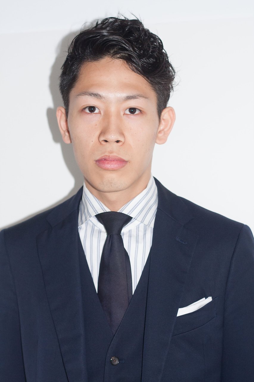 スーツが似合う刈り上げパーマヘア