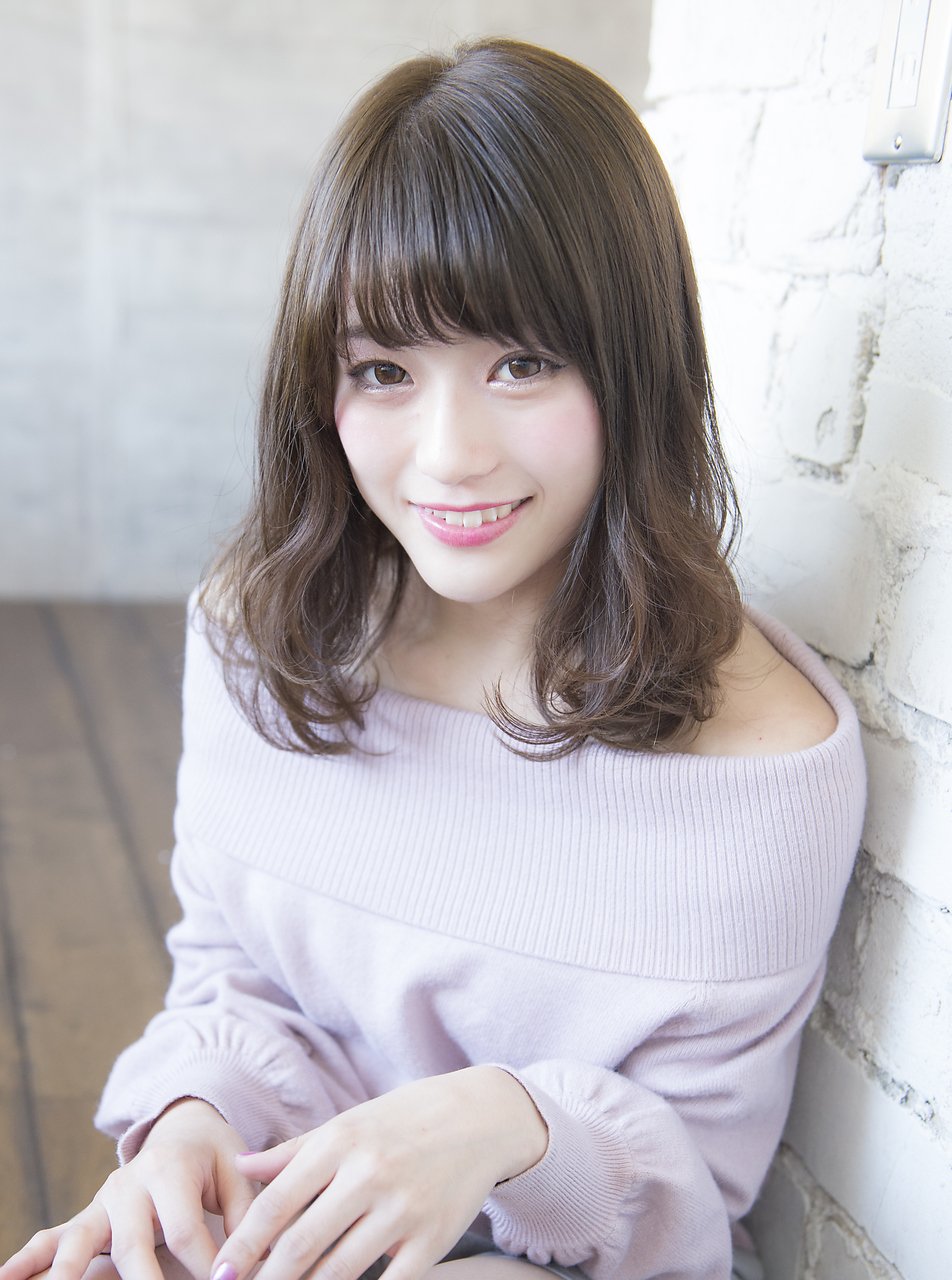 オフィスにもピッタリ グレー系のヘアカラー で 柔らかで透明感あふれる髪色を手に入れよう ホットペッパービューティーマガジン