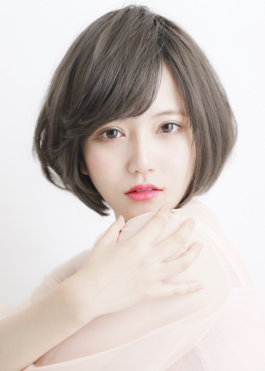 暗髪透明感ブルーアッシュの大人可愛いナチュラルショートボブ