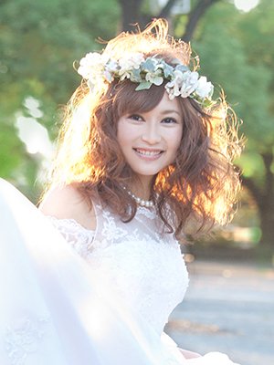 動くたび揺れるエアリーなウェディングスタイル