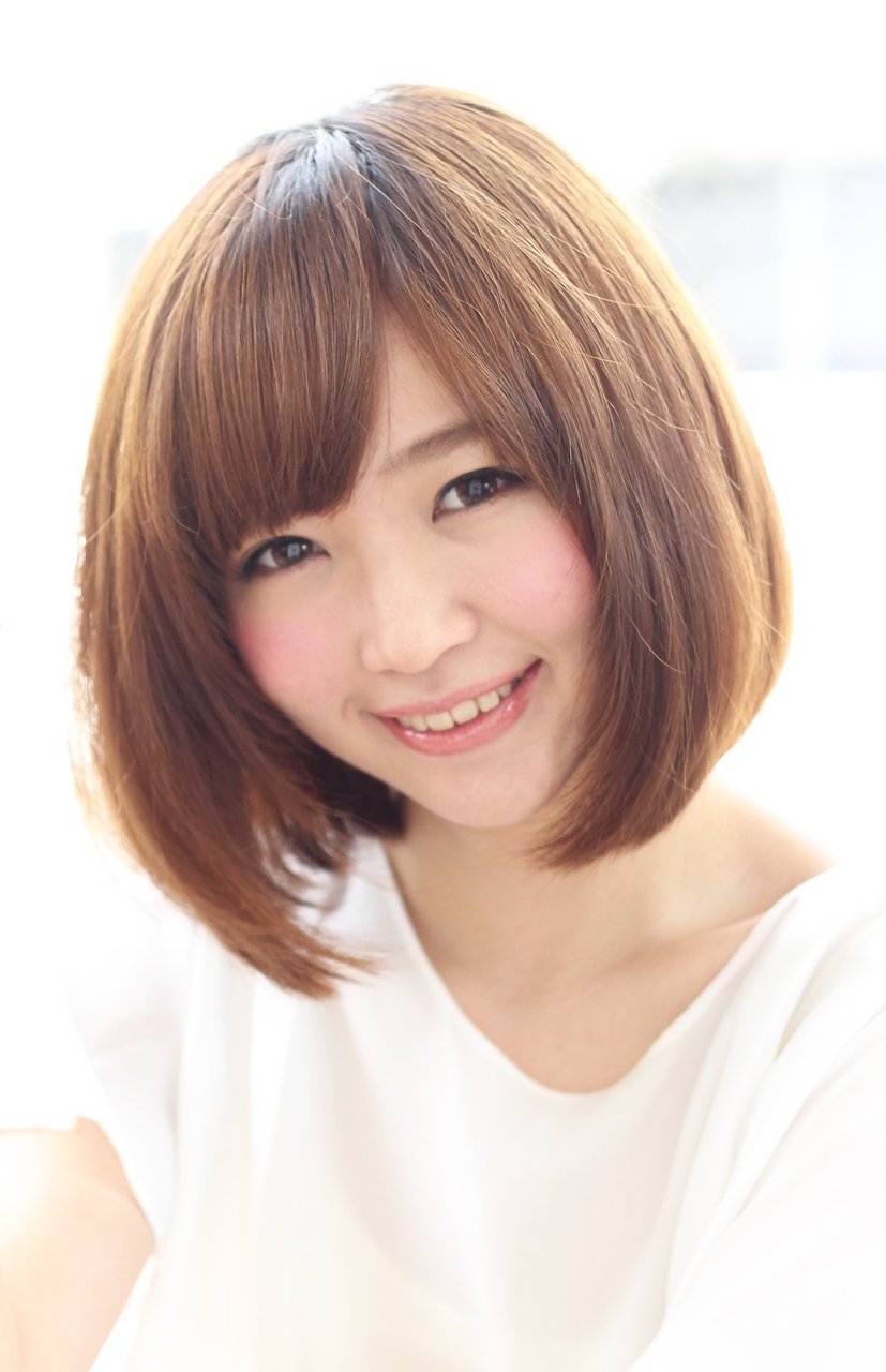 斜めバングで前下がり大人ロブのナチュラルストレート