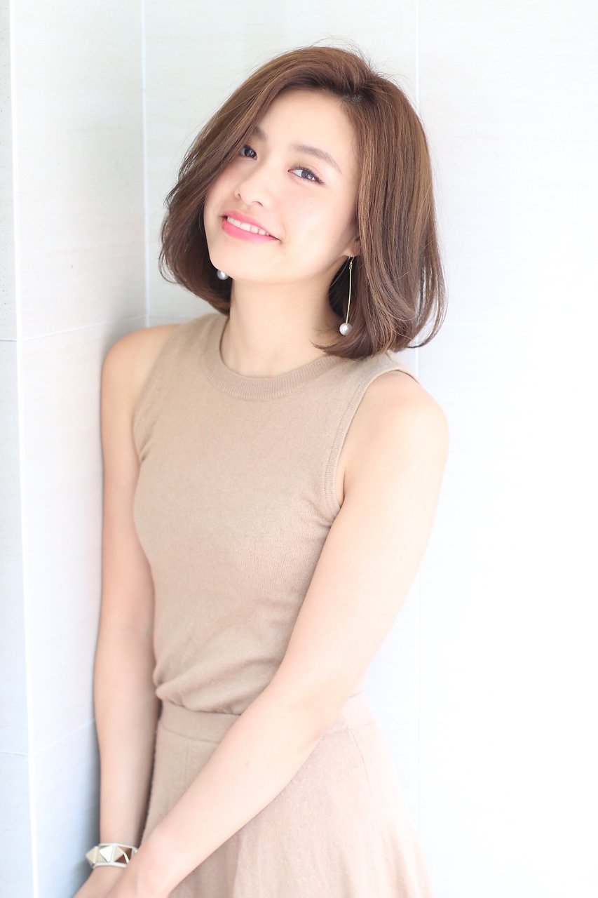ツヤ感のある大人可愛いヌーディボブ