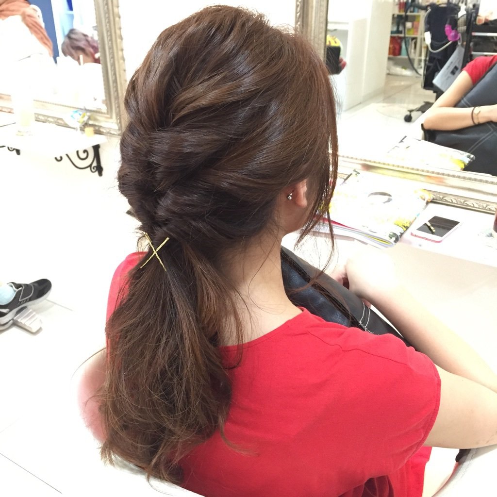 簡単 くるりんぱ でポニーテールを作ろう ふんわり崩れにくく かわいいヘアアレンジ ホットペッパービューティーマガジン 簡単 くるりんぱ でポニーテールを作ろう ふんわり崩れにくく かわいいヘアアレンジ ホットペッパービューティーマガジン