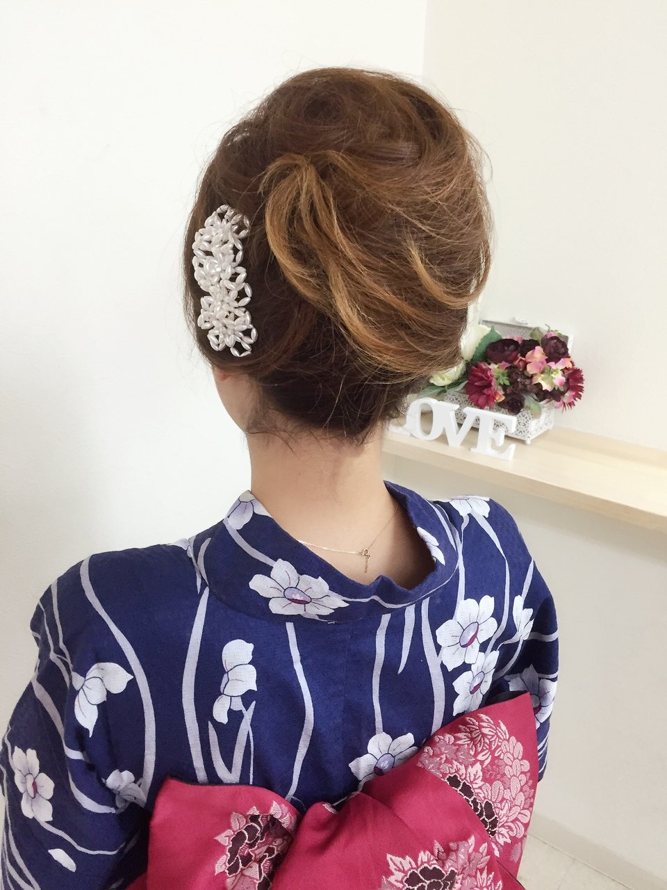 夜会巻きのやり方をマスターして ヘアアレンジの幅を広げよう シーン別おすすめスタイルも ホットペッパービューティーマガジン 夜会巻きのやり方をマスターして ヘアアレンジの幅を広げよう シーン別おすすめスタイルも ホットペッパービューティーマガジン