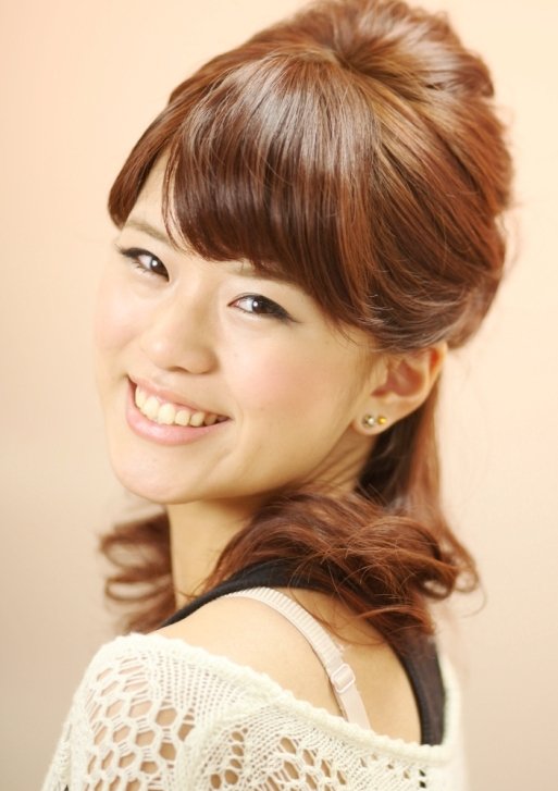 夜会巻きの王道ヘアセットスタイルby BACKSTAGE