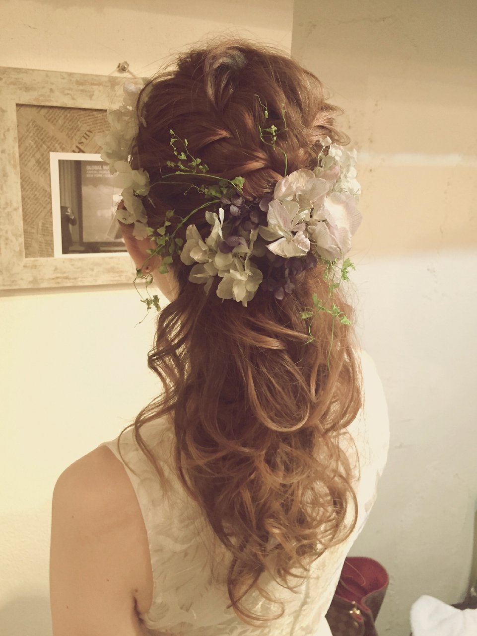 花冠で華やかな髪型に 花嫁さんにおすすめしたいブライダルヘアアレンジカタログ ホットペッパービューティーマガジン