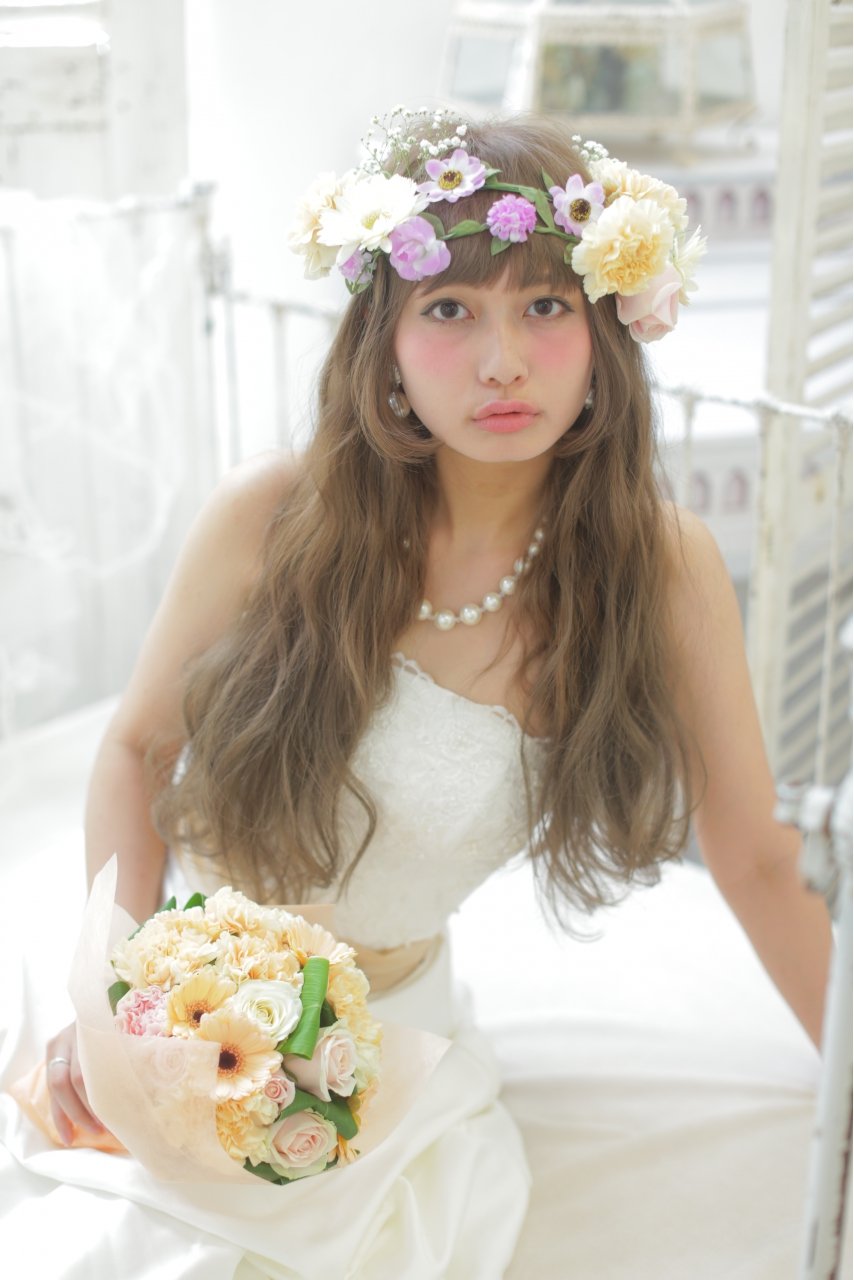 花冠で華やかな髪型に 花嫁さんにおすすめしたいブライダルヘアアレンジカタログ ホットペッパービューティーマガジン 花冠で華やかな髪型に 花嫁さんにおすすめしたいブライダルヘアアレンジカタログ ホットペッパービューティーマガジン