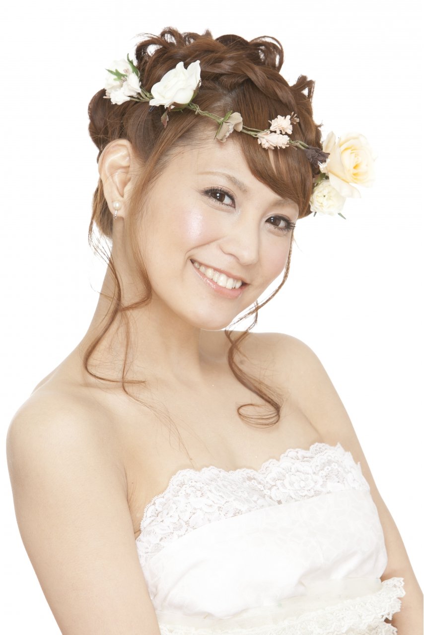 花冠で華やかな髪型に 花嫁さんにおすすめしたいブライダルヘアアレンジカタログ ホットペッパービューティーマガジン 花冠で華やかな髪型に 花嫁さんにおすすめしたいブライダルヘアアレンジカタログ ホットペッパービューティーマガジン