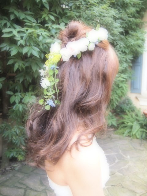 花冠で華やかな髪型に 花嫁さんにおすすめしたいブライダルヘアアレンジカタログ ホットペッパービューティーマガジン