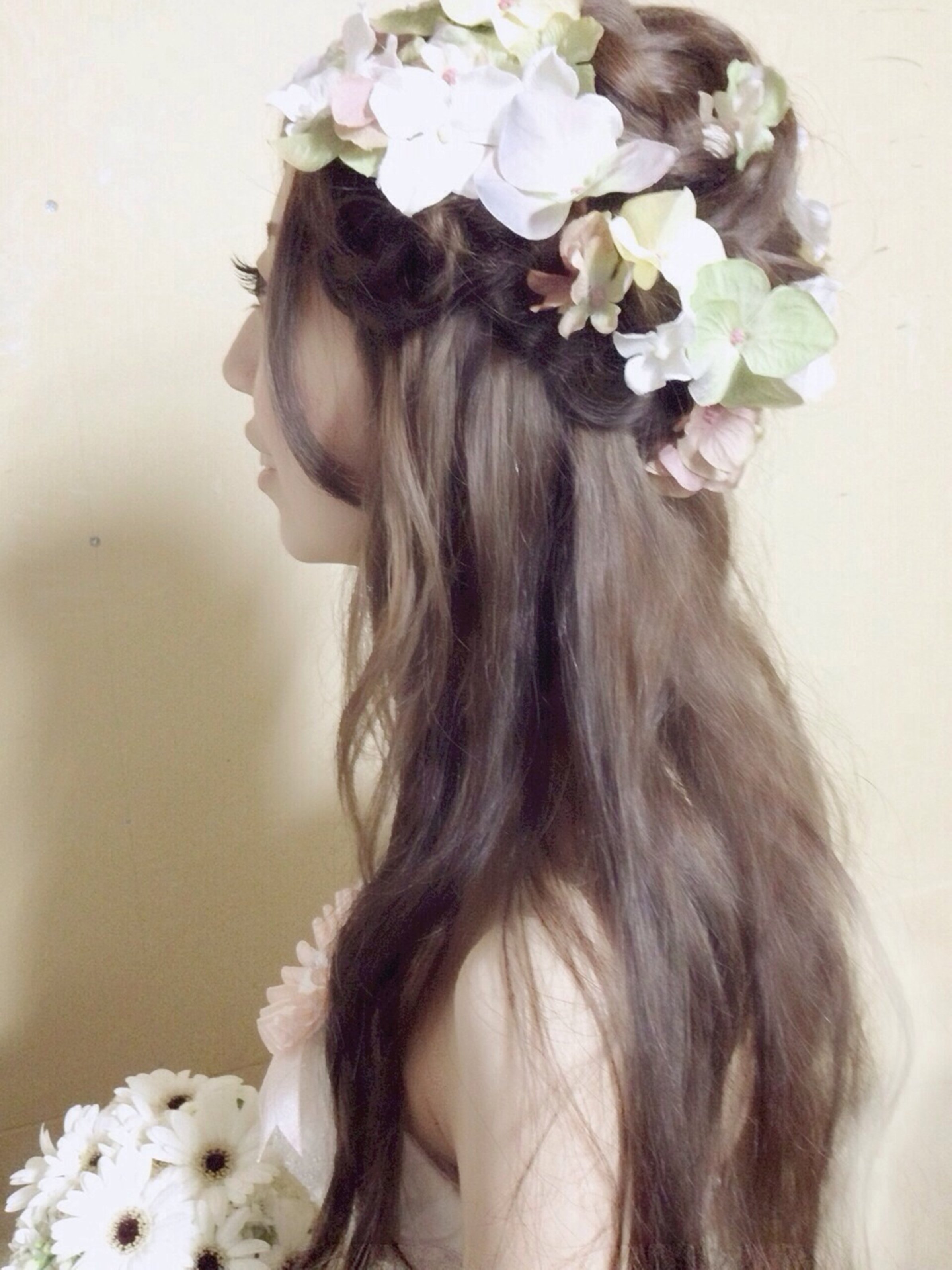 ウェディングにおすすめアレンジ 花冠をあしらって 最高の瞬間を演出しよう ホットペッパービューティーマガジン