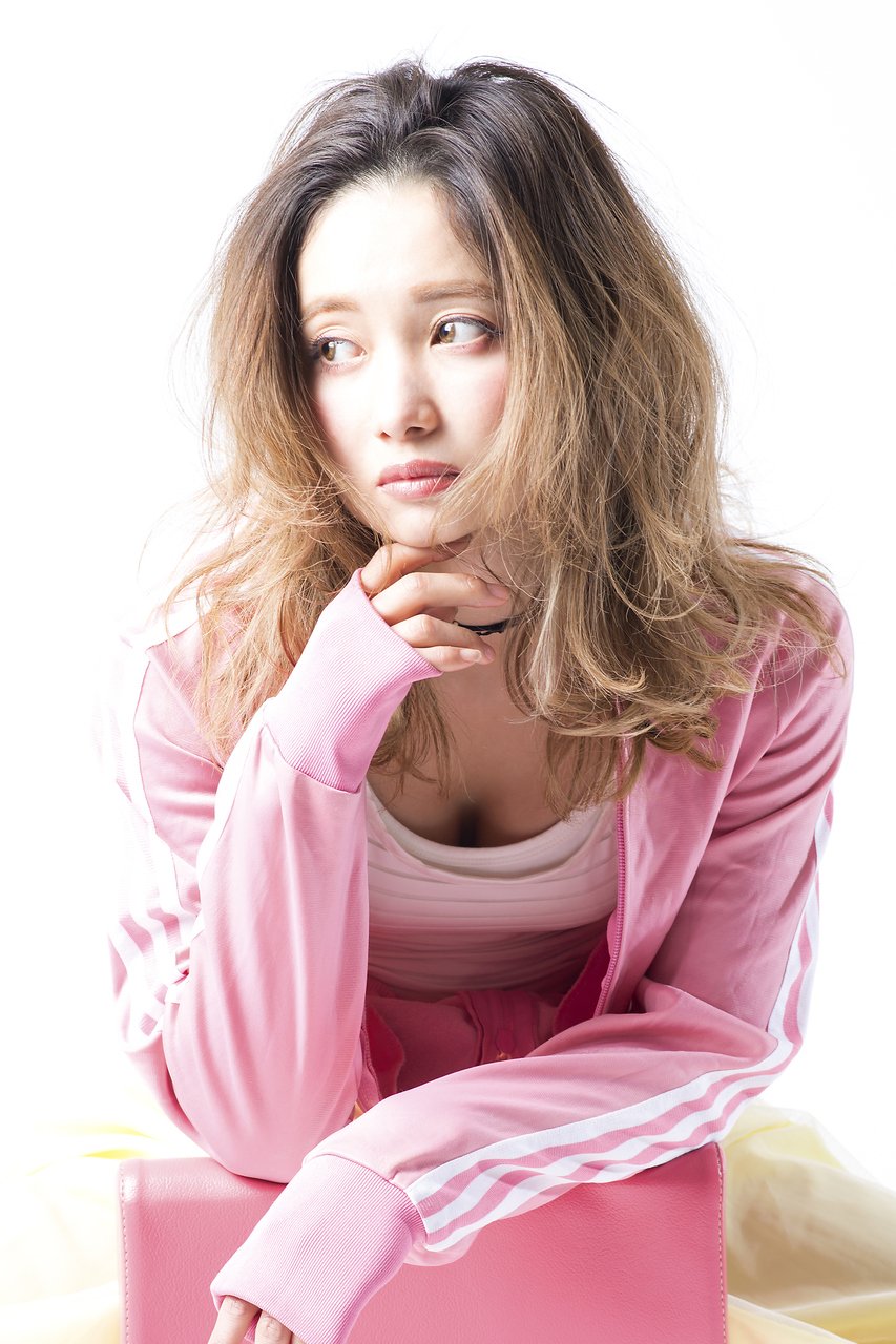 グラデカラーのパワフルガールレイヤー【U-REALM 井上信洋】