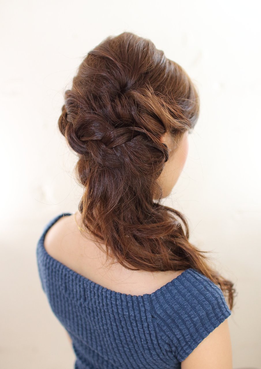 ヘアアレンジで女性らしさup ロングヘアのアップスタイルでおしゃれをもっと楽しもう ホットペッパービューティーマガジン