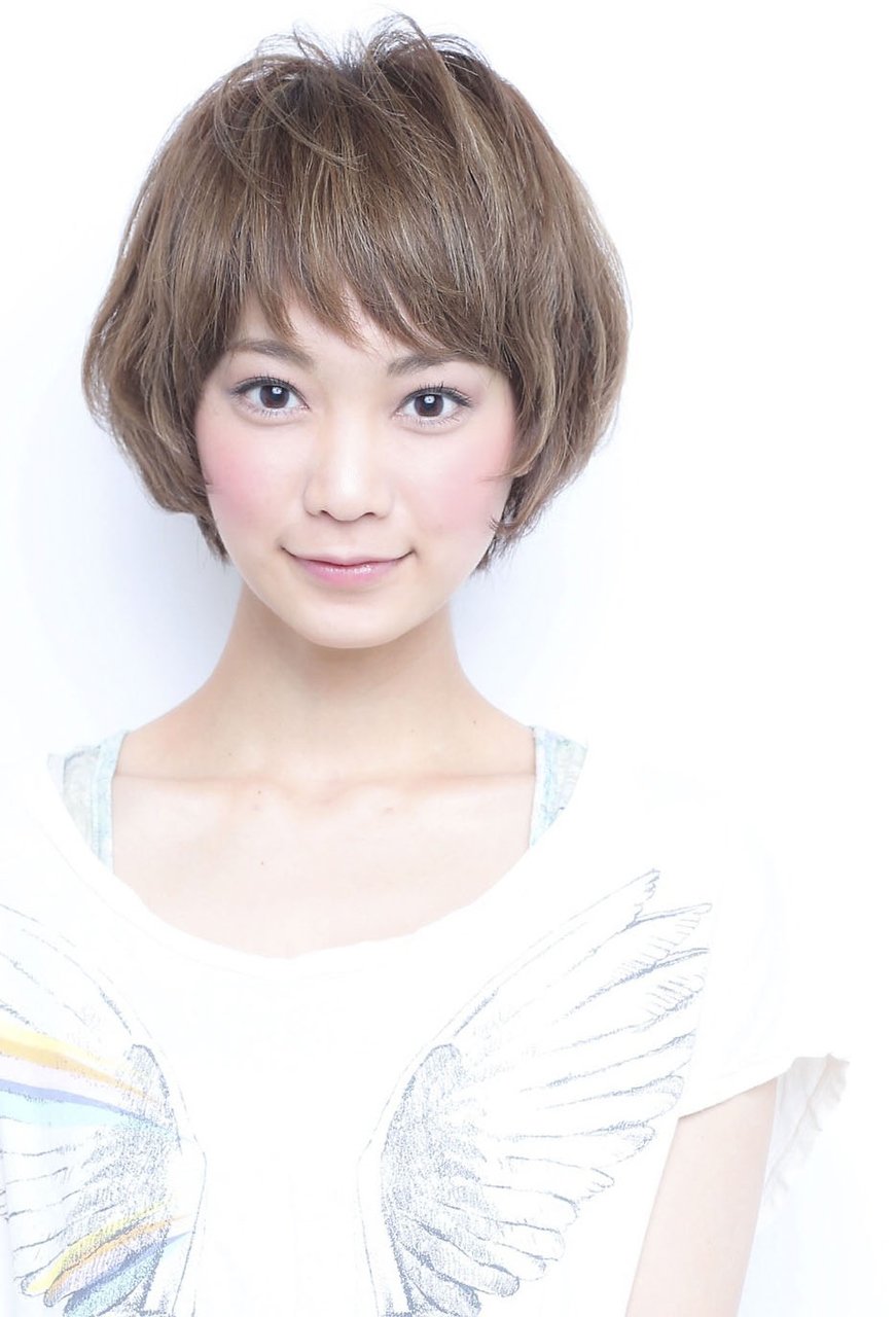 シースルー斜めバングが可愛い♪前下がりナチュラルショートボブ