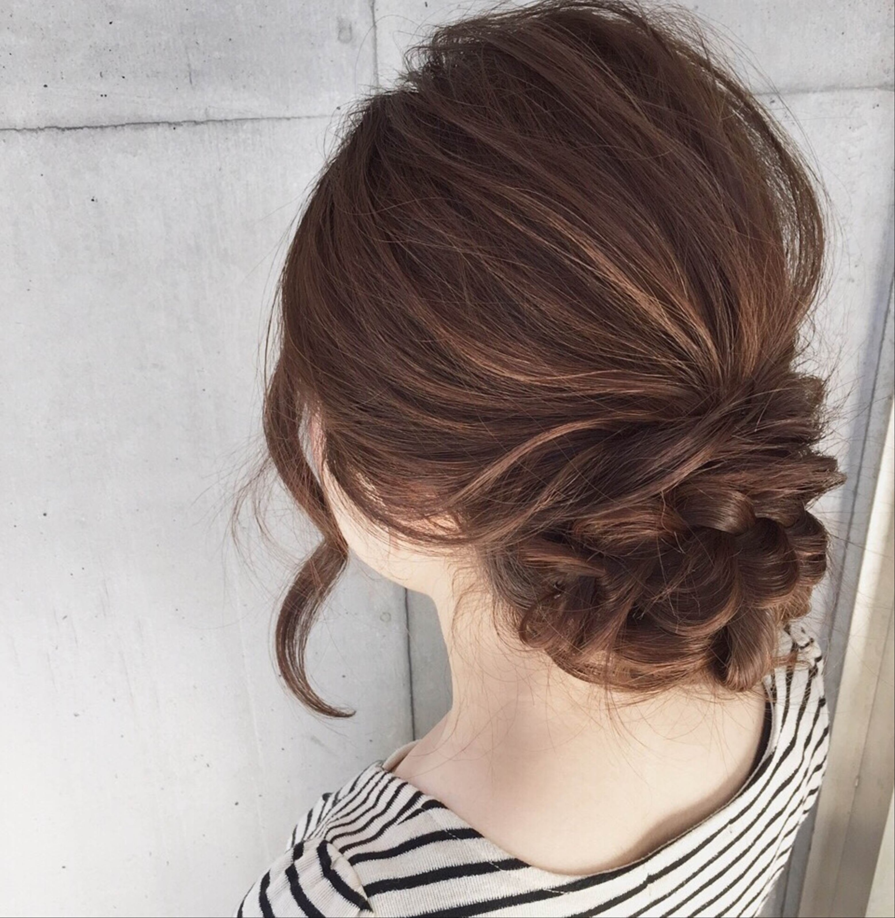 ロングヘアのアレンジを簡単に まとめ髪を素敵に魅せる ぶきっちょさん 多忙女子向けアレンジ特集 ホットペッパービューティーマガジン