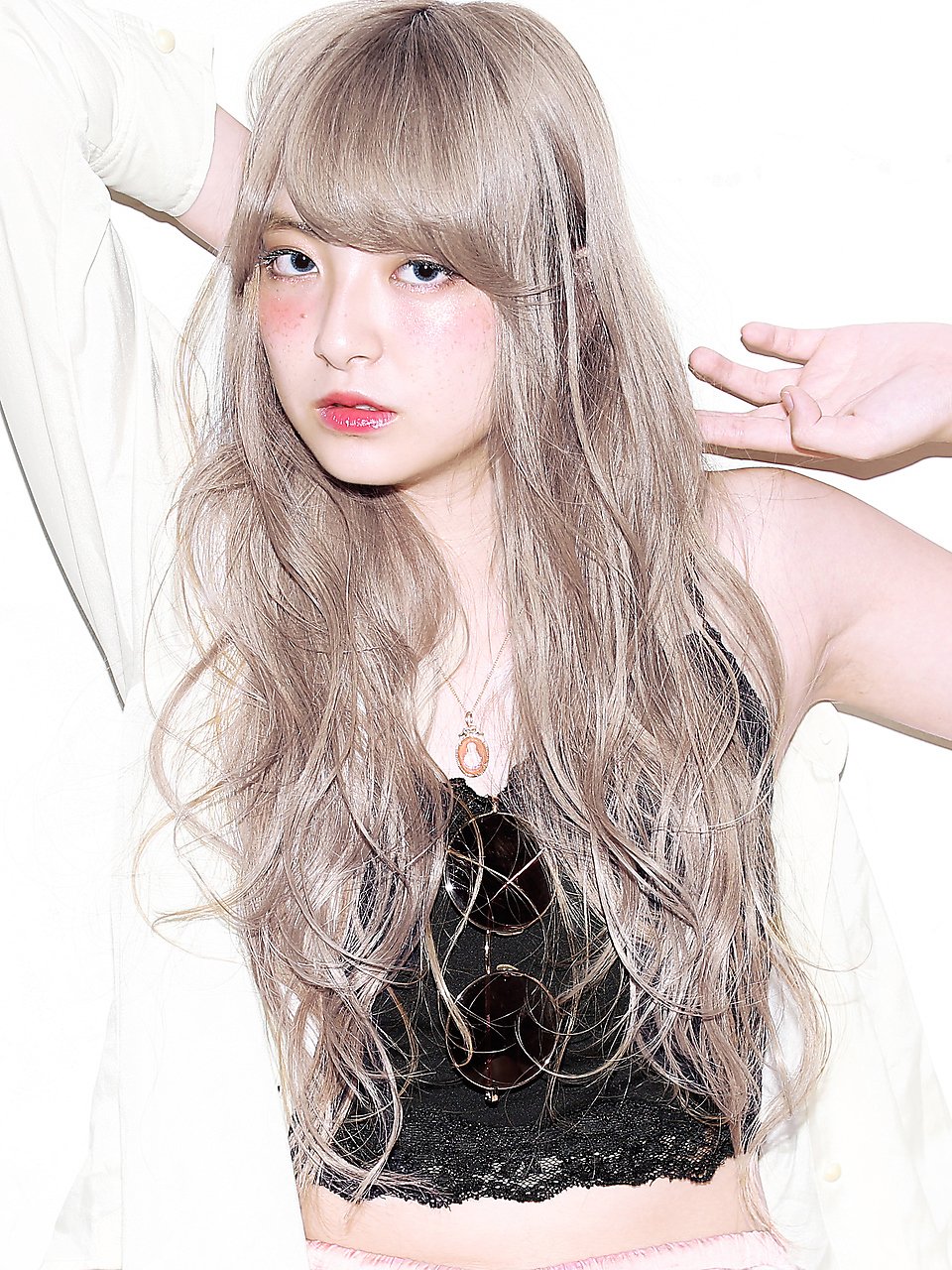 金髪 ロング で叶うこなれスタイル 大人の女性が楽しむおしゃれな髪型特集 ホットペッパービューティーマガジン 金髪 ロング で叶うこなれスタイル 大人の女性が楽しむおしゃれな髪型特集 ホットペッパービューティーマガジン