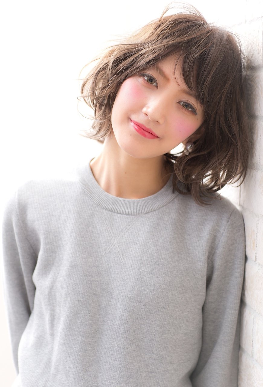 モーブカラーのワイドバングで大人かわいいくびれミディ 川口