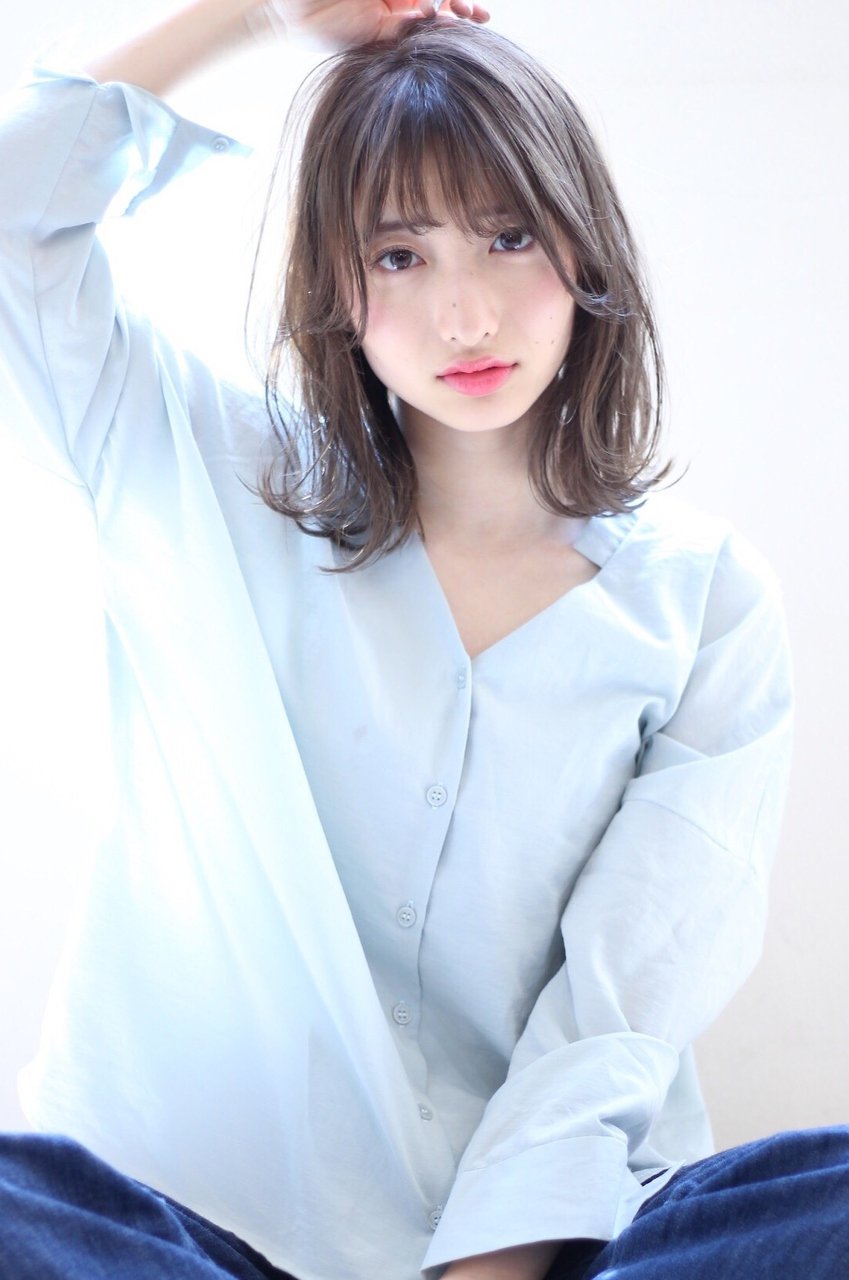 透明感のあるホワイトアッシュ柔らか外ハネミディ