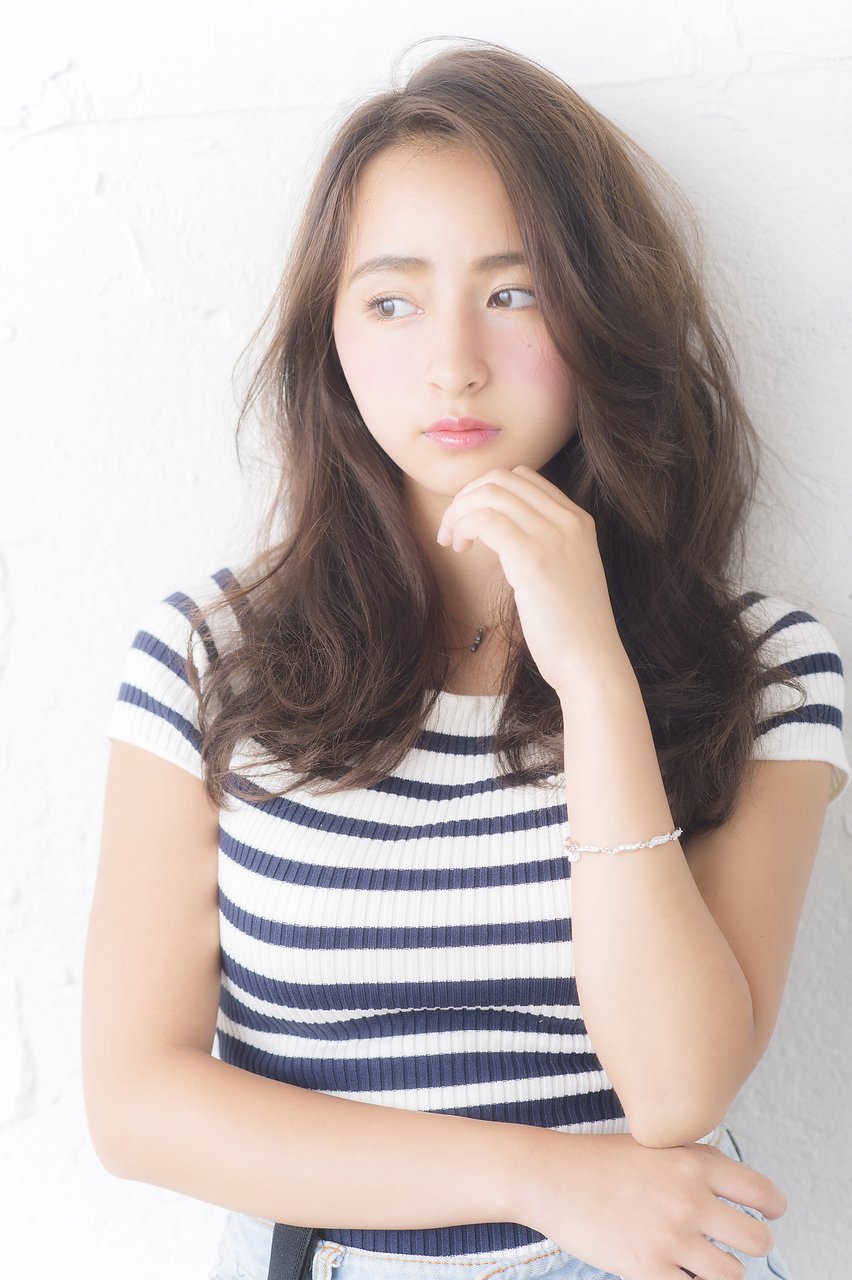 NORA【ERI】斜めかき上げ前髪色っぽいグレージュくせ毛風ロング