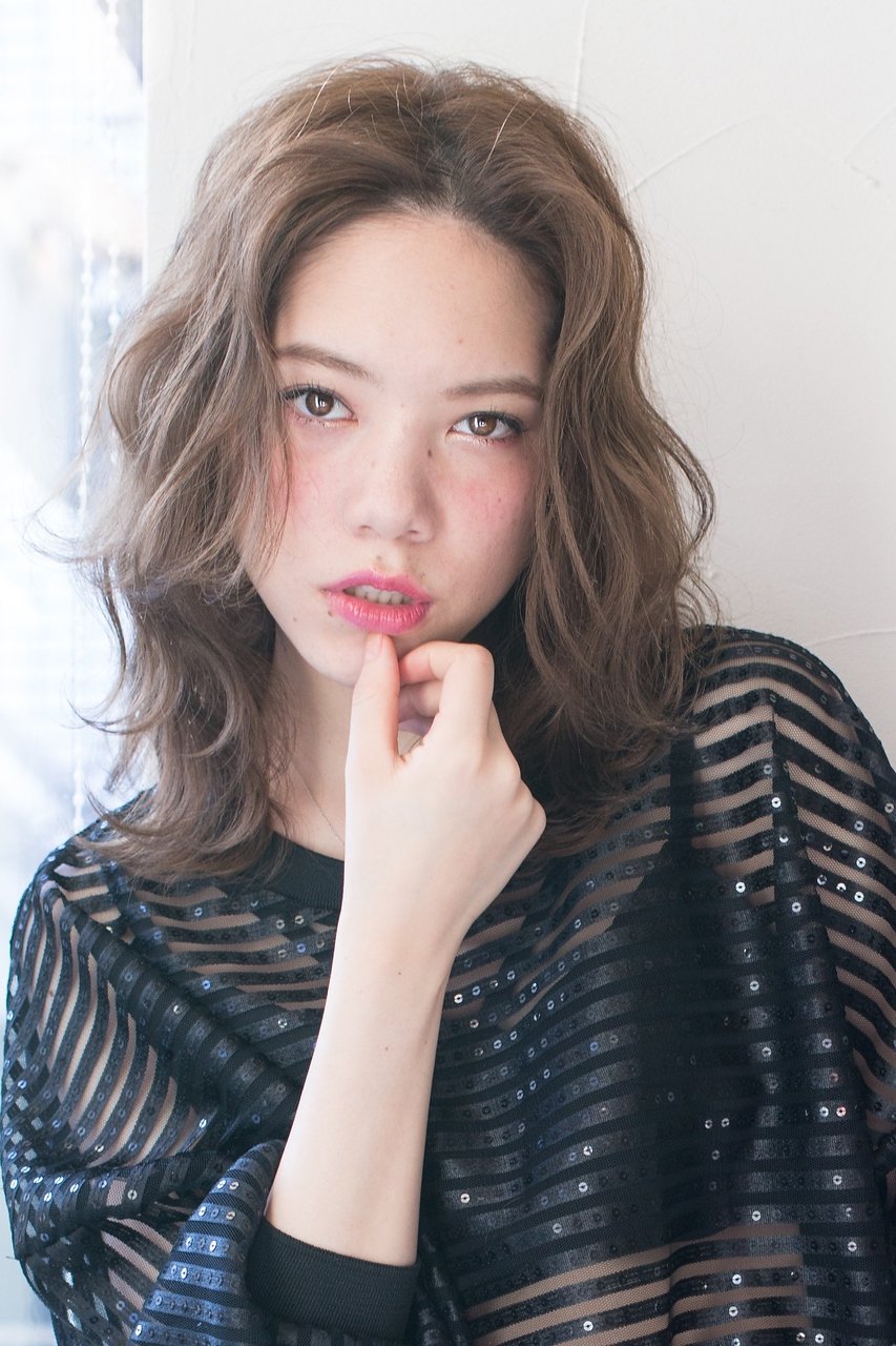 面長さんでも似合う！センター分け×ダブルカラー