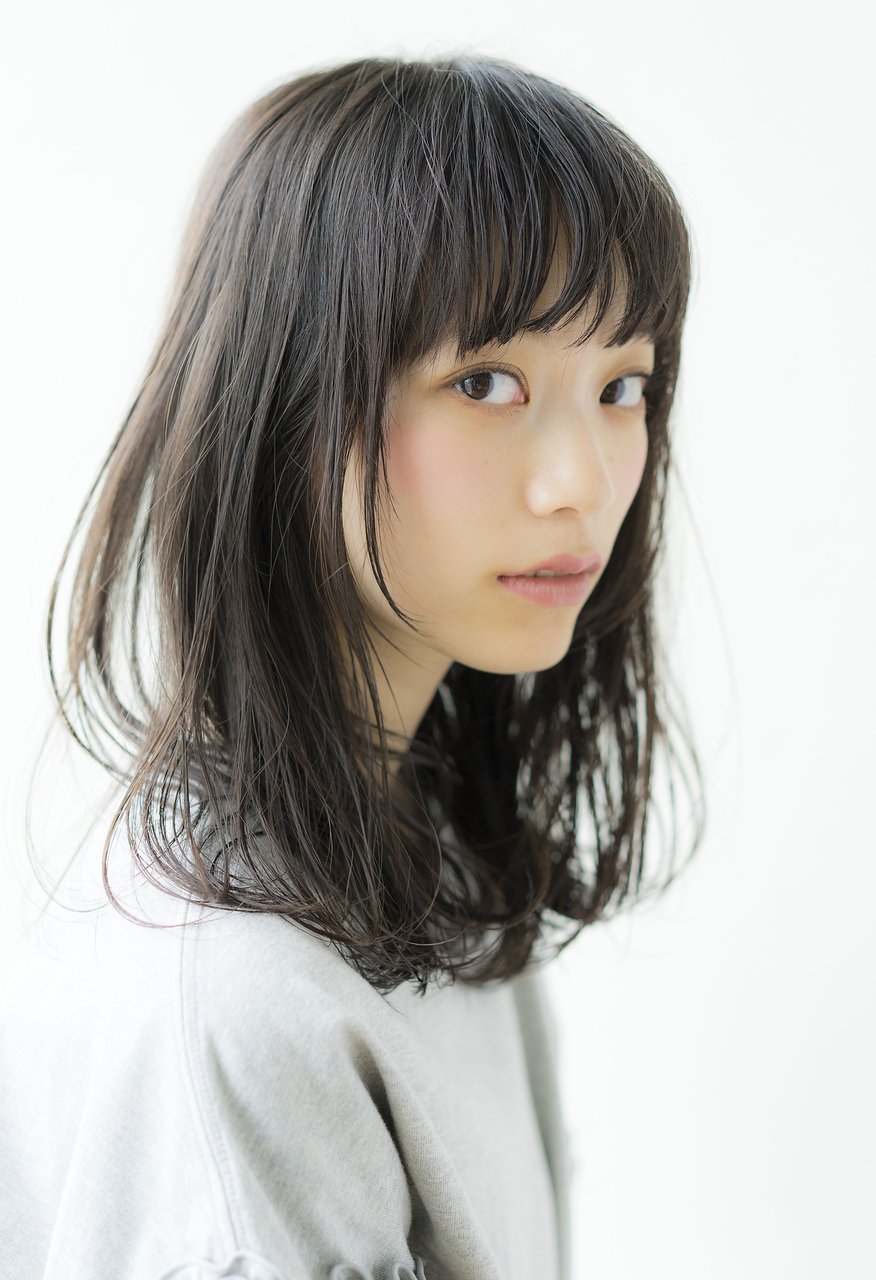 「THE C 海老名」大人女子の暗髪でも動きのあるミディアムヘア