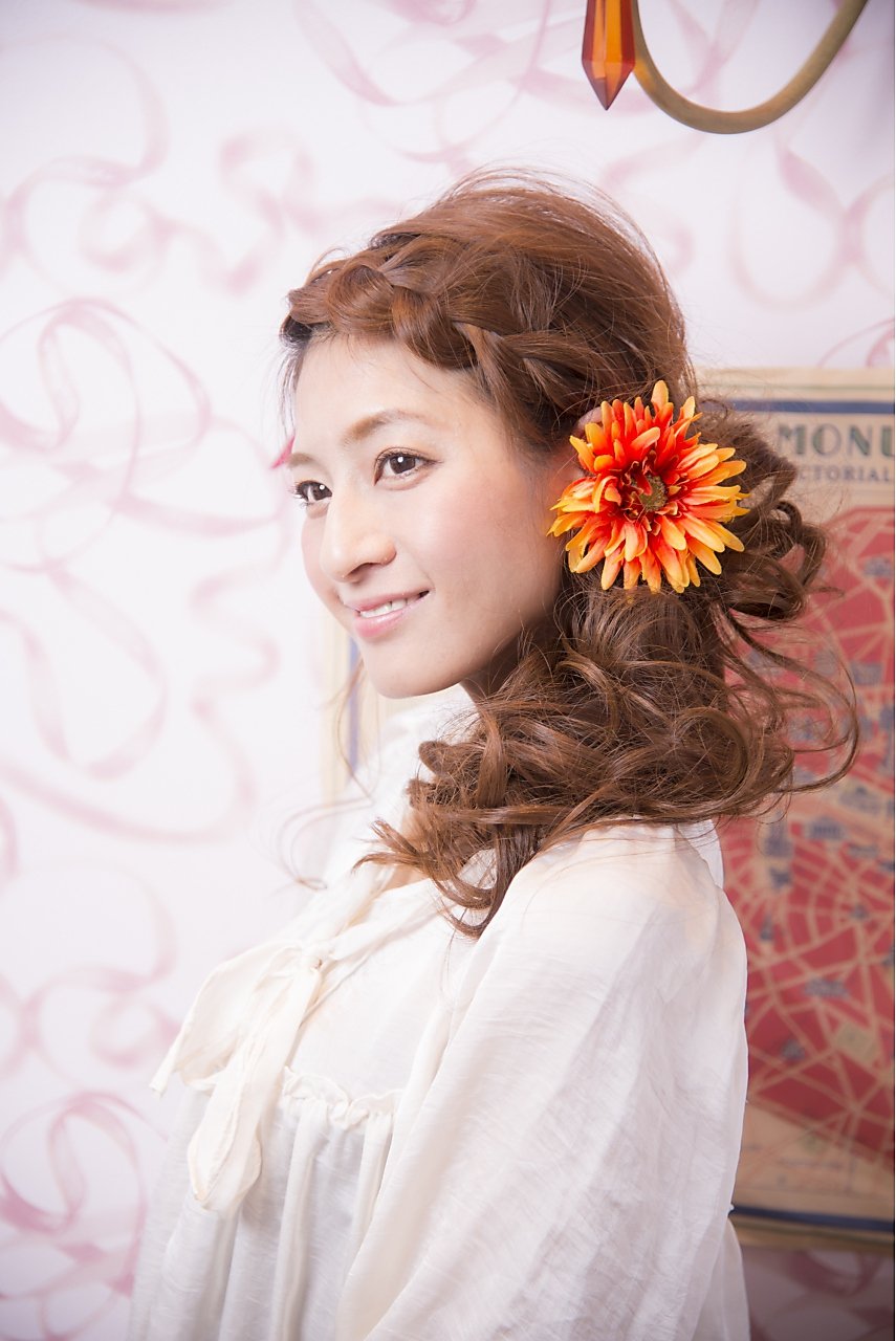 サイドアップのお呼ばれアレンジ おしゃれなアシンメトリーのヘアスタイルをご紹介 ホットペッパービューティーマガジン