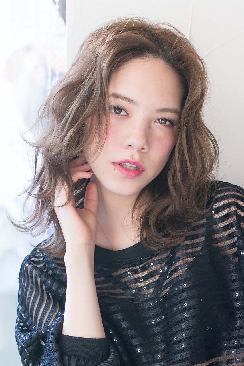面長さんでも似合う！センター分け×ダブルカラー