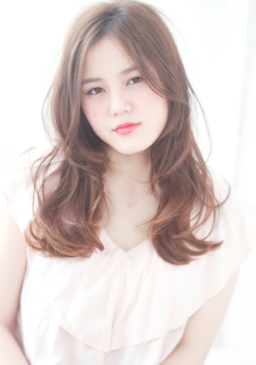 大人キレイなセンターパートロング　自然なグラデーションカラー