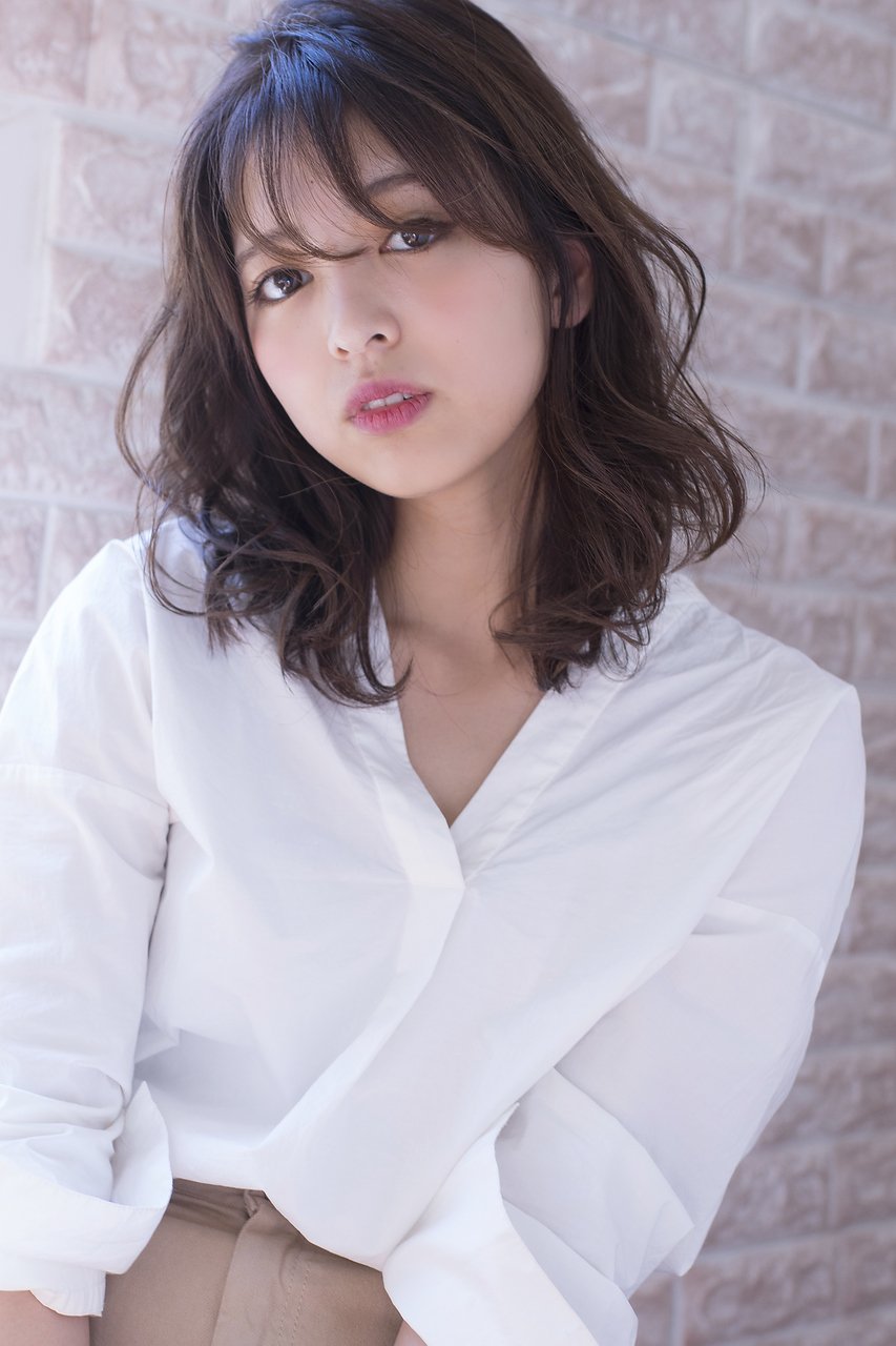 大人かわいいモーブカラーくびれミディ耳かけの厚めバングも