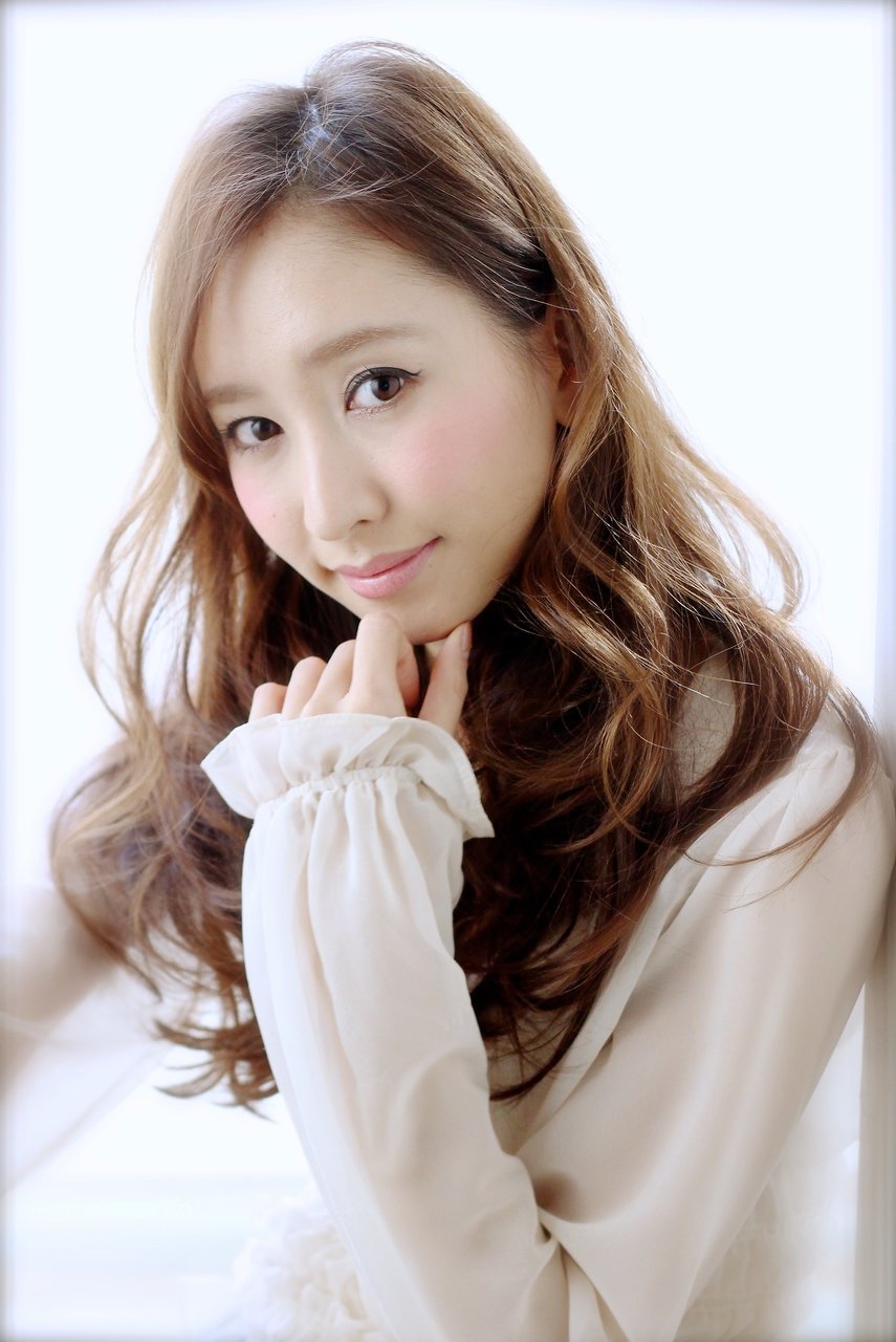 伸ばしかけ斜めバングの大人かわいい抜け感スタイル