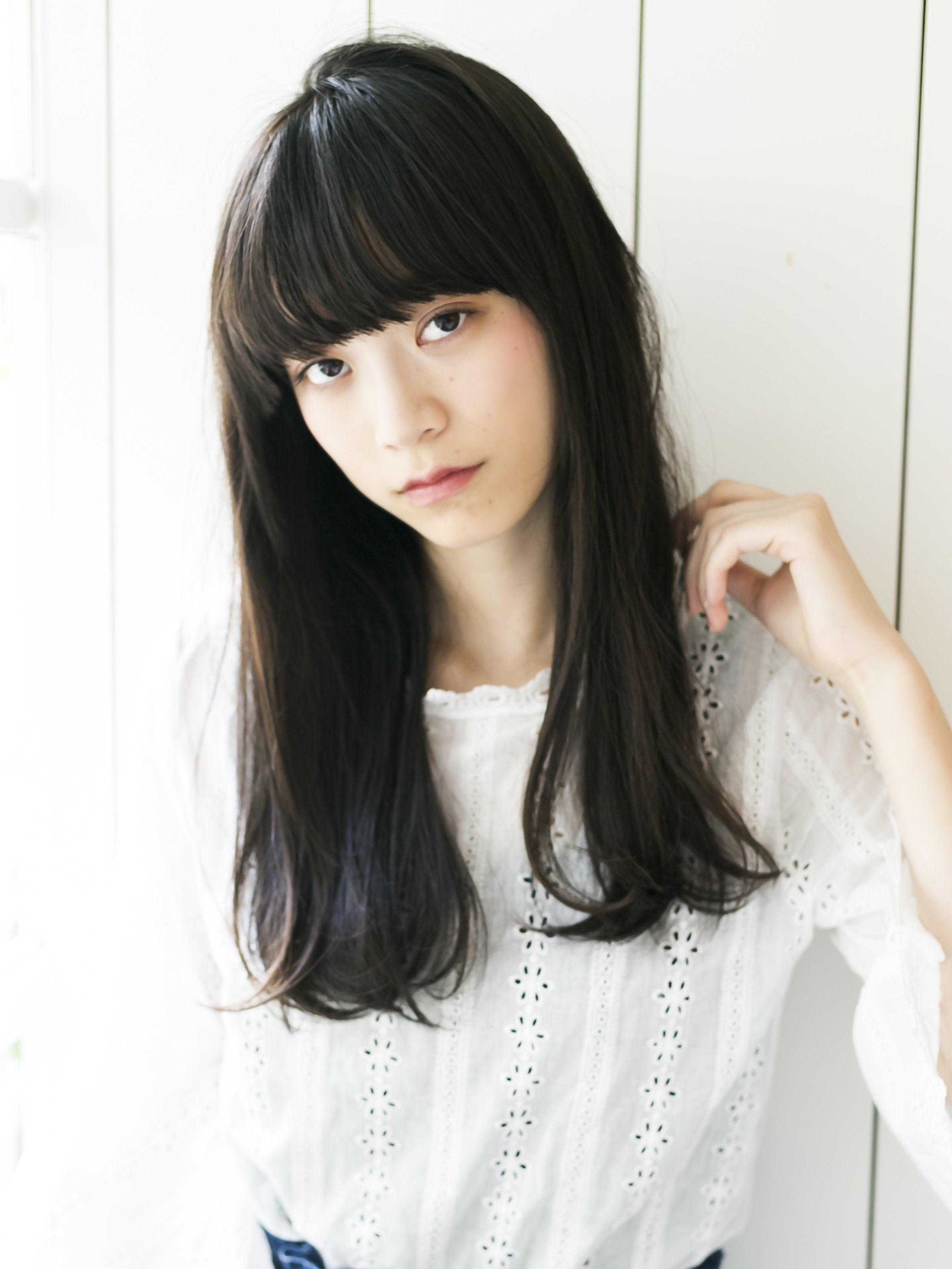 スリークなストレートヘアで触りたくなる質感に