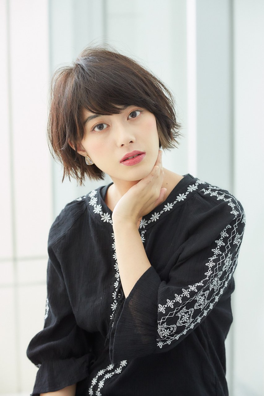 抜け感がおしゃれ！レイヤーボブスタイル