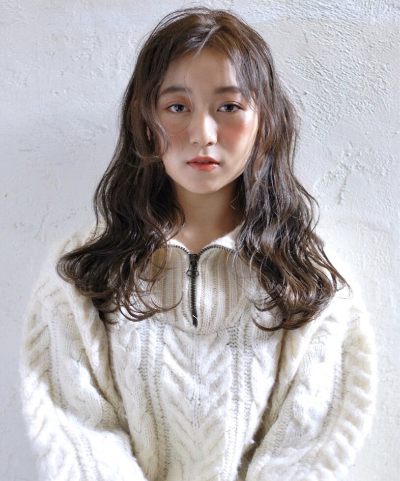 センターパートのゆるふわウェーブ