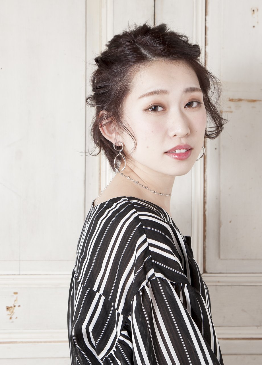 おでこ出しハーフアップ L ティアラ Tiara のヘアカタログ ホットペッパービューティー