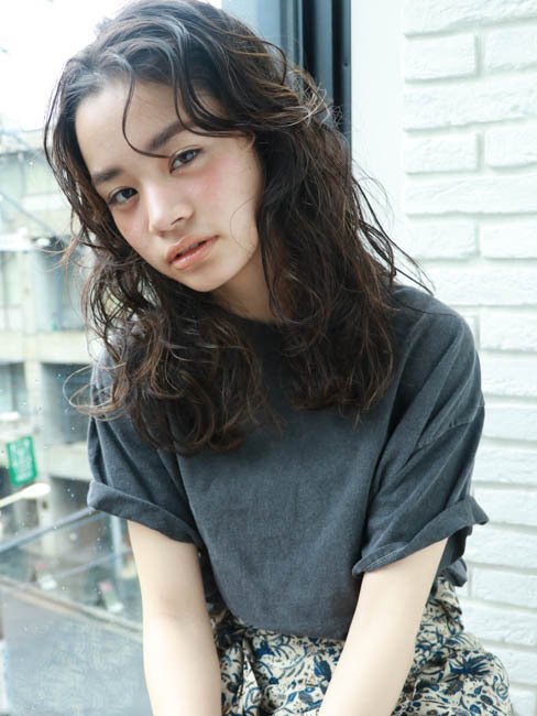 【LOAVE】 しっかりウェーブのレイヤーミディ