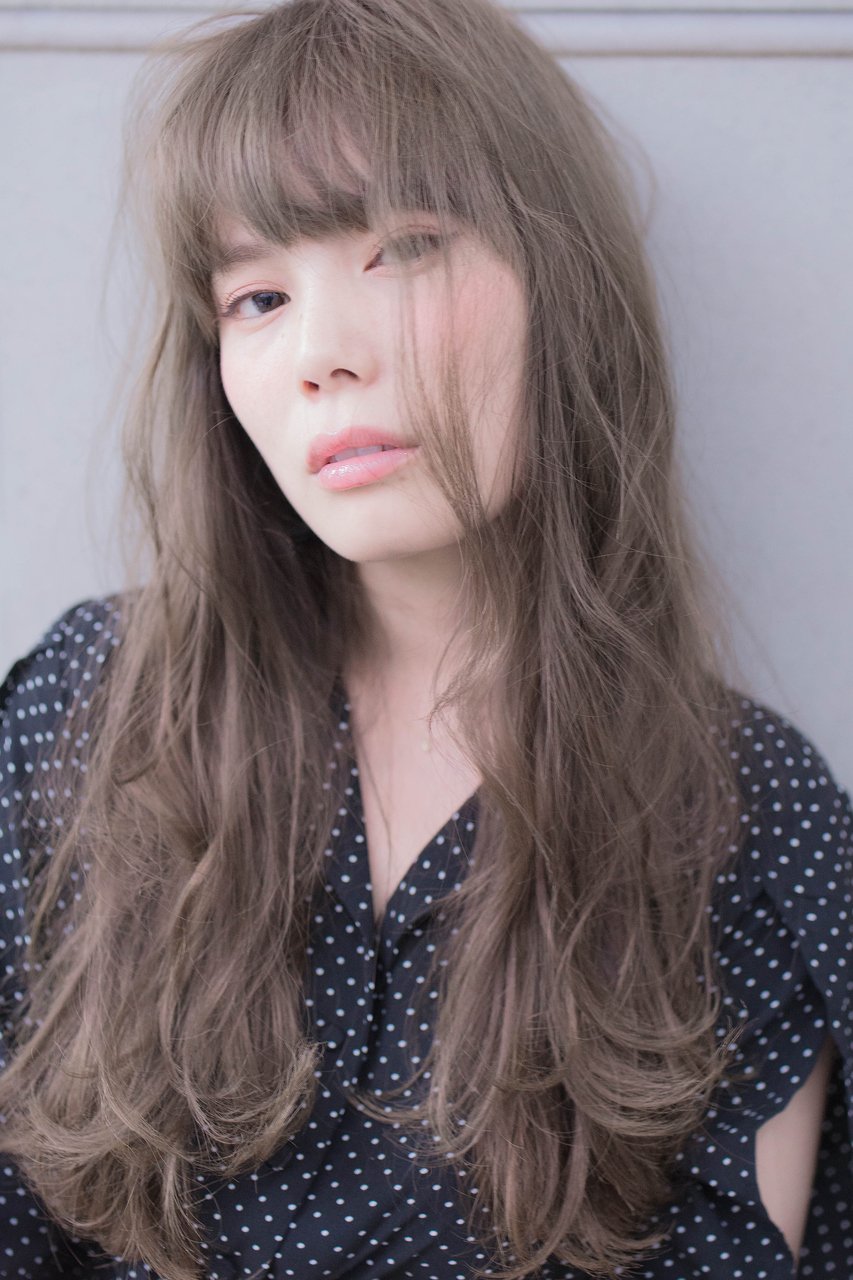 21年春のミルクティーベージュの髪色が大人可愛い フェミニンさが目一杯の髪型になる ホットペッパービューティーマガジン 21年春のミルクティーベージュの髪色が大人可愛い フェミニンさが目一杯の髪型になる ホットペッパービューティーマガジン