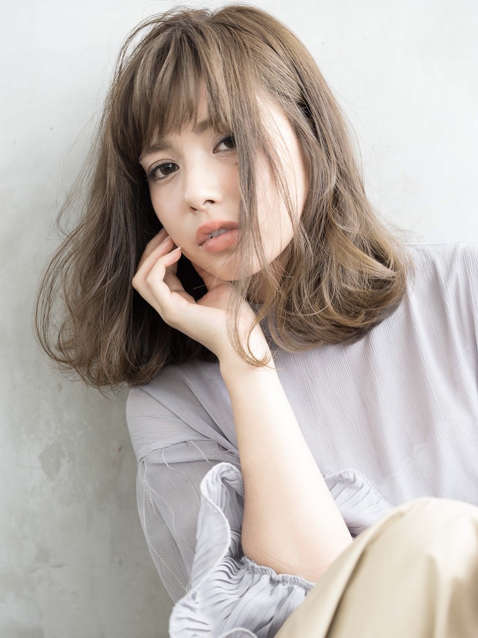 21年春のミルクティーベージュの髪色が大人可愛い フェミニンさが目一杯の髪型になる ホットペッパービューティーマガジン 21年春のミルクティーベージュの髪色が大人可愛い フェミニンさが目一杯の髪型になる ホットペッパービューティーマガジン