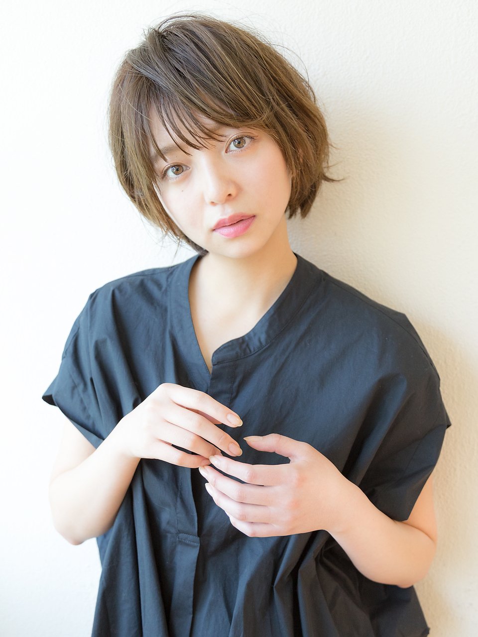 大人可愛いシースルーバングのエアリーグレージュショートボブ