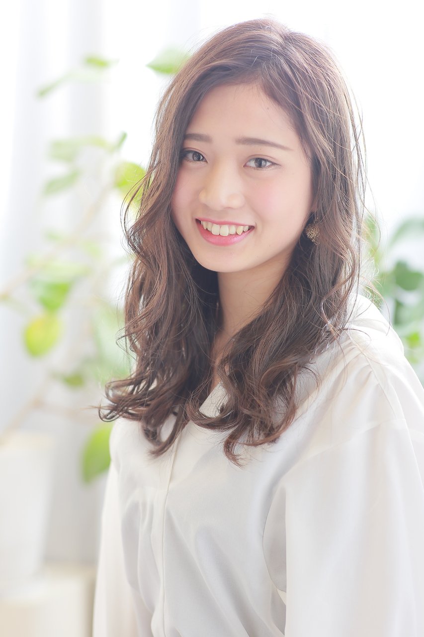 前髪の分け目を変えて印象チェンジしてみない 左分けと右分けを使い分け ホットペッパービューティーマガジン 前髪の分け目を変えて印象チェンジしてみない 左分けと右分けを使い分け ホットペッパービューティーマガジン