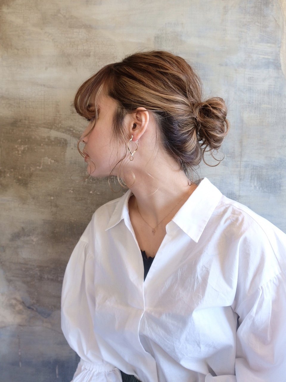 崩れないお団子ヘアはこう作る こなれ感 と きっちり を両立させるアレンジポイントって ホットペッパービューティーマガジン 崩れないお団子ヘアはこう作る こなれ感 と きっちり を両立させるアレンジポイントって ホットペッパービューティーマガジン