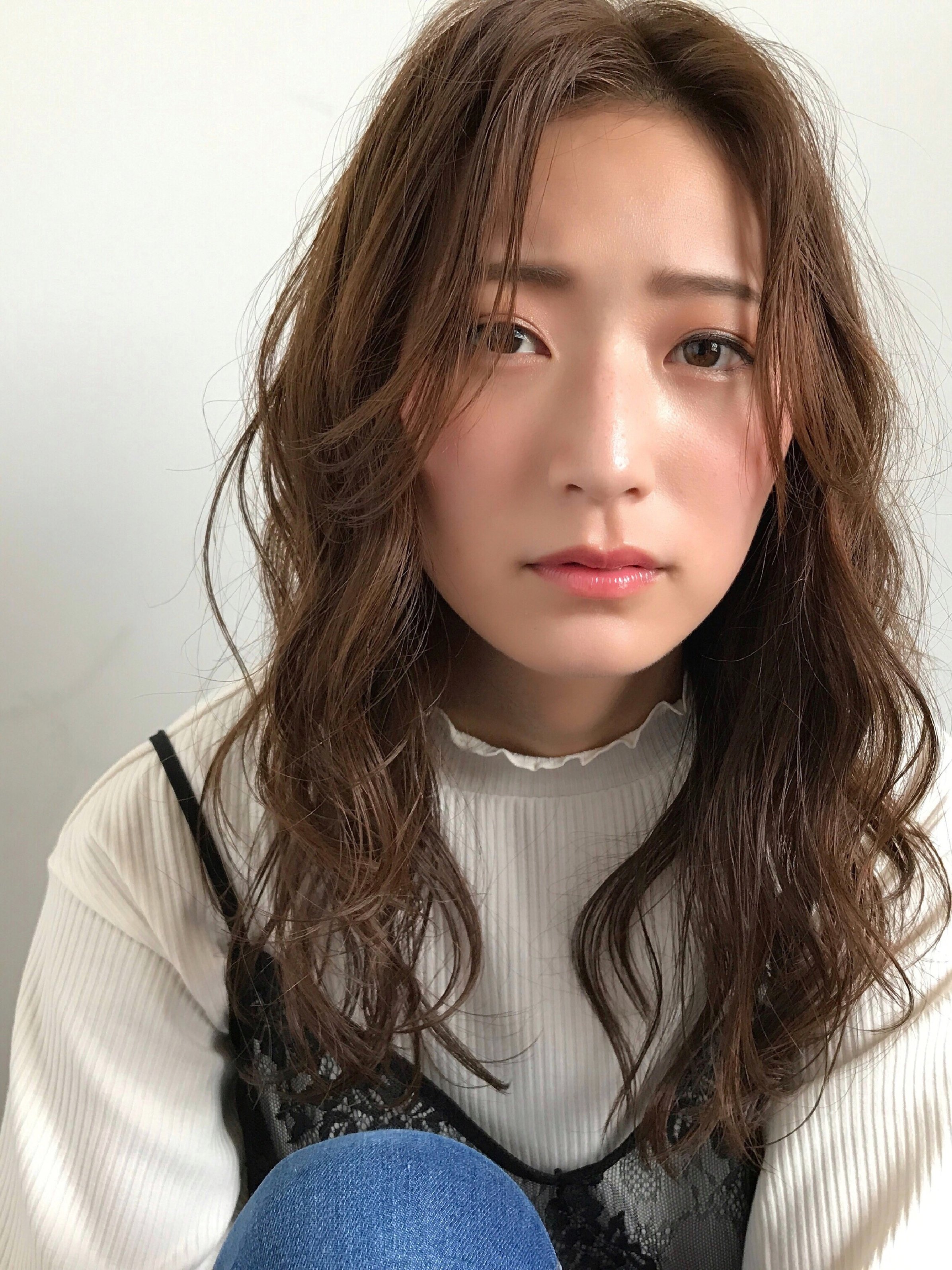 ざっくりなセンター分けでこなれ感と色気をプラス