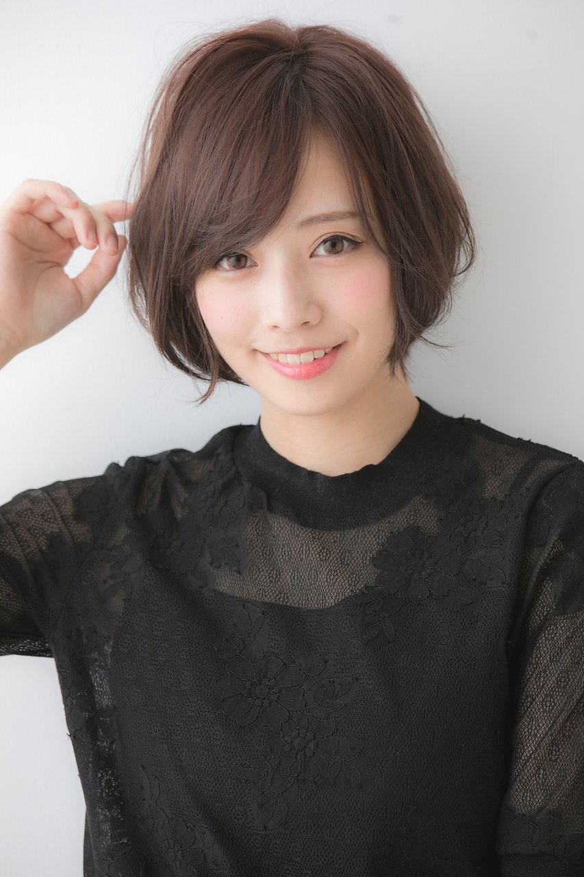 丸顔さんの小顔見せショートヘア 前髪 年代 カラー別の似合わせヘアを大特集 ホットペッパービューティーマガジン 丸顔さんの小顔見せショートヘア 前髪 年代 カラー別の似合わせヘアを大特集 ホットペッパービューティーマガジン