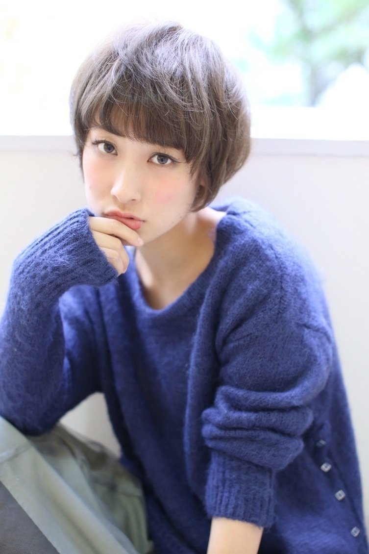 丸顔さんの小顔見せショートヘア 前髪 年代 カラー別の似合わせヘアを大特集 ホットペッパービューティーマガジン 丸顔さんの小顔見せショートヘア 前髪 年代 カラー別の似合わせヘアを大特集 ホットペッパービューティーマガジン