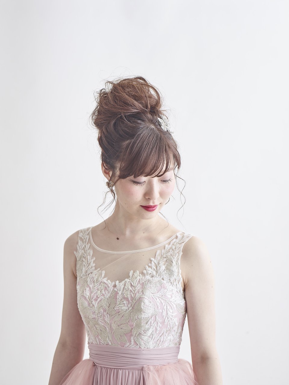 【2019最新】長さ別・結婚式のヘアアレンジ特集！お呼ばれのネイル＆メイク集もご紹介♪｜ホットペッパービューティーマガジン