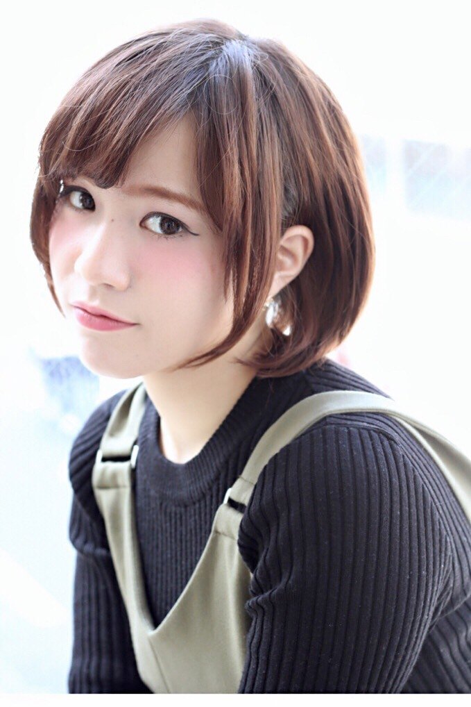 チェリーレッドのひし形シルエットショートボブ