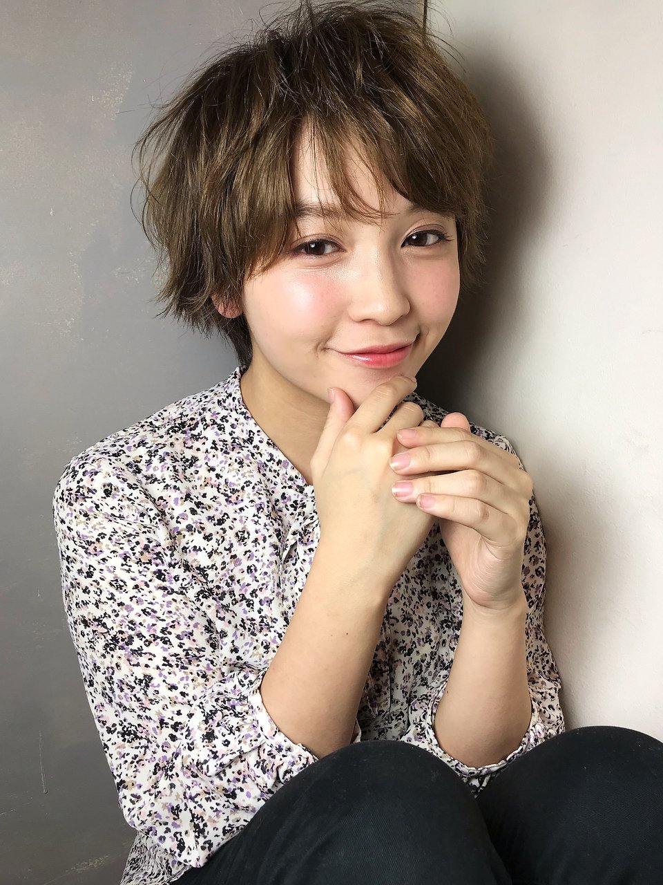 丸顔 ショートヘアのスタイル紹介 隠すだけじゃない小顔見せのコツも教えちゃいます ホットペッパービューティーマガジン 丸顔 ショートヘアのスタイル紹介 隠すだけじゃない小顔見せのコツも教えちゃいます ホットペッパービューティーマガジン