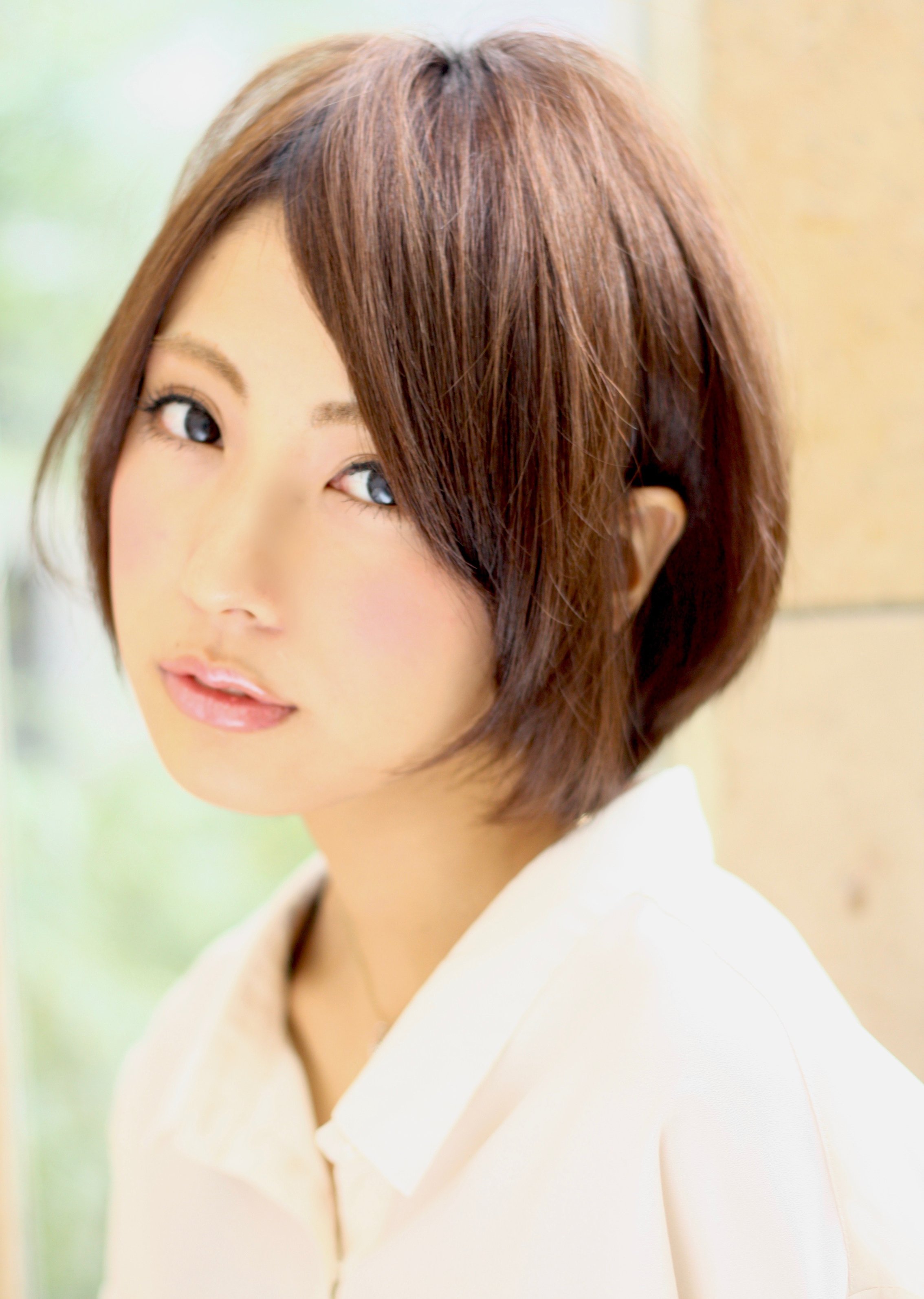 大人女子にオススメ！前髪長めショートボブヘアスタイル